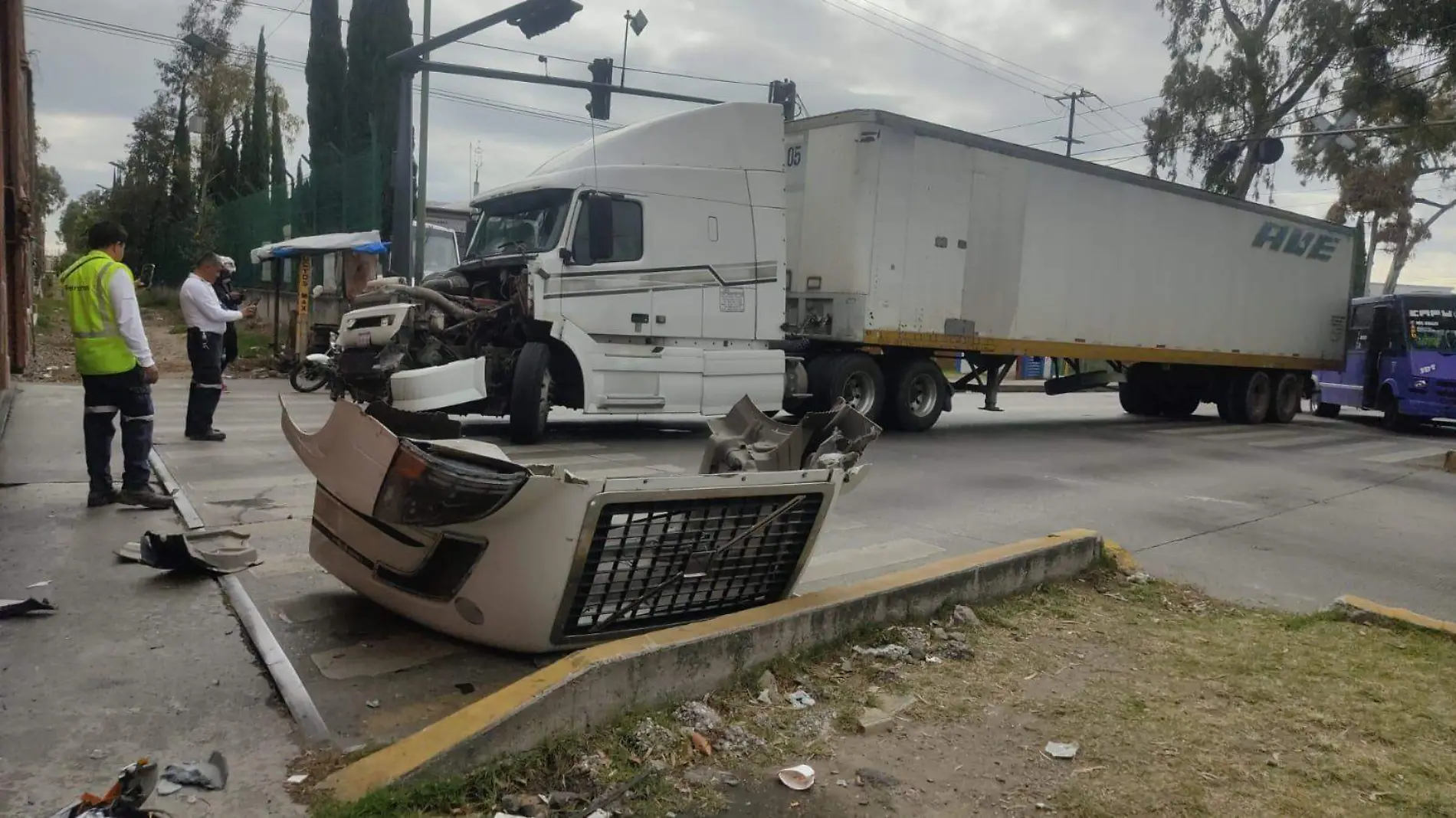 trailero le aceleró pero no pudo con el tren